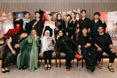 Erma Fatima bersama barisan artis yang terlibat dalam program dan drama siri yang ditayangkan dalam Karya Reels.