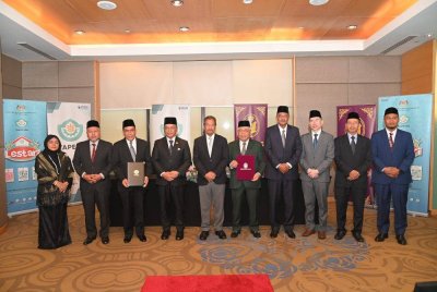 Sultan Mizan (lima dari kiri) berkenan menyaksikan majlis menandatangani MoU antara YAPEIM dan YDSM bagi kerjasama strategik dalam pelbagai program pembangunan termasuk Program Sinar Lestari YAPEIM.