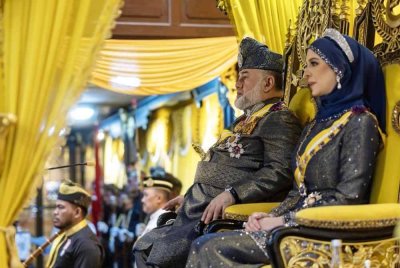 Sultan Muhammad V dan Sultanah Nur Diana Petra Abdullah berkenan berangkat ke Istiadat Pengurniaan Kehormatan Kebesaran Negeri sempena ulang tahun Hari Keputeraan baginda ke-56 di Istana Balai Besar pada Isnin. Foto Bernama