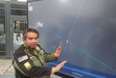 Sani Araby ketika menjelaskan kedudukan kapal GSF yang kini semakin mendekati zon kuning dalam Pusat Kawalan Sumud Nusantara (SNCC), Gudang Mapim Malaysia, Sepang pada Isnin.