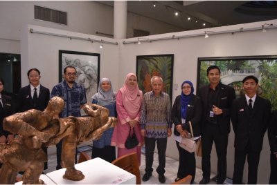 Muhamad Nasir (empat dari kanan) bergambar bersama kakitangan SSeMKL pada Program Pentaksiran Kesenian SPM Pameran Seni Visual SSeMKL di MaTiC pada Isnin.