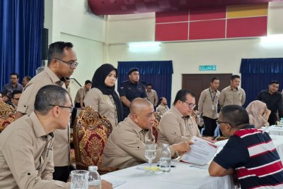 Saarani (duduk, dua dari kiri) sempena program HBP Siri ke-7 Tahun 2025 di Kolej Poly-Tech MARA (KPTM) Ipoh pada Isnin.