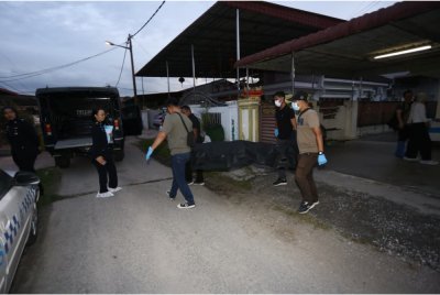 Mayat mangsa dibawa keluar untuk dihantar ke HRPB Ipoh bagi tujuan bedah siasat.