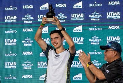 Chapman (kiri) ungguli Kategori MYUT100 Lelaki dengan catatan 11 jam 39 minit 29 saat di Dataran Warisan. Foto Bernama