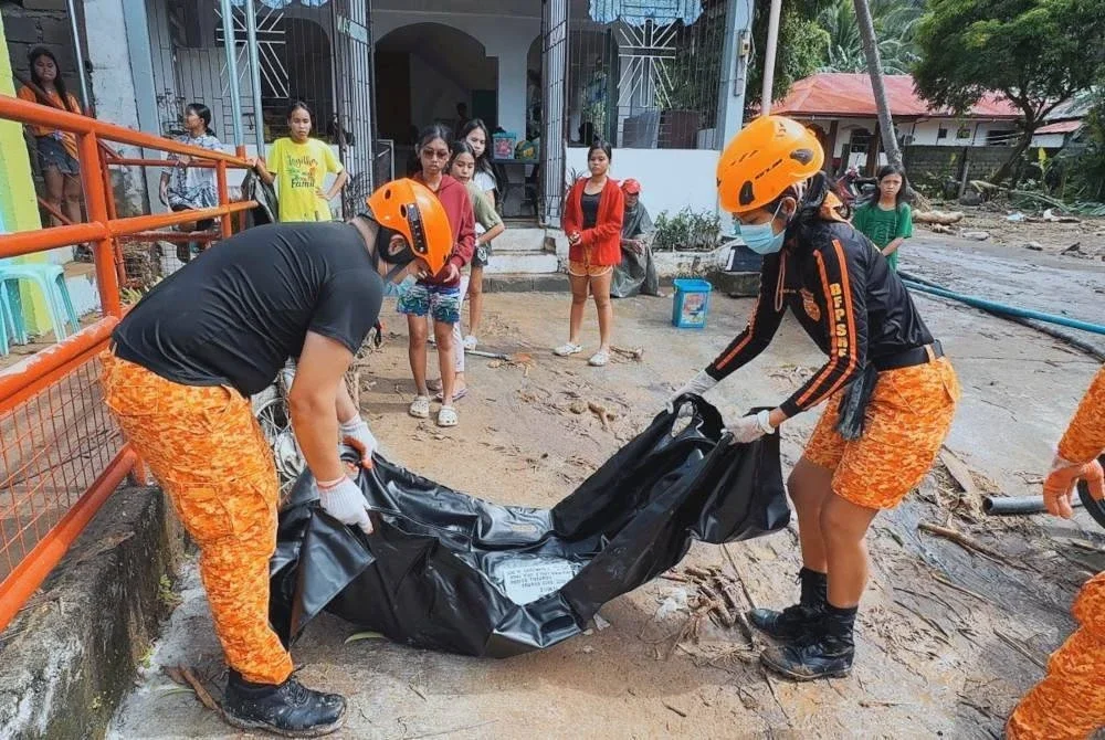 Anggota bomba mengusung beg mayat mangsa tanah runtuh di Kawayan, Filipina, susulan Taufan Bualoi. Foto AFP