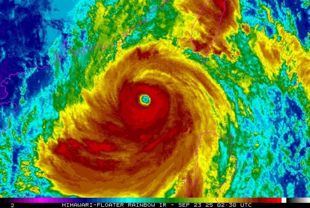 Imej satelit NOAA menunjukkan Super Taufan Ragasa menghampiri Hong Kong dan selatan China. Foto AFP
