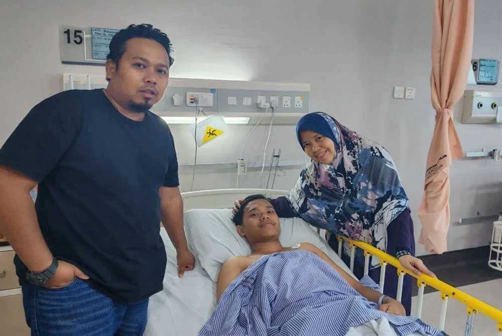 Khadijah (kanan) dan suaminya, Mohd Turmadzi Madun, 46, berada di sisi Muhammad Alawi yang menjalani pembedahan ICD di Pusat Jantung Hospital Sultan Idris Shah, Shah Alam pada Jun lalu.
