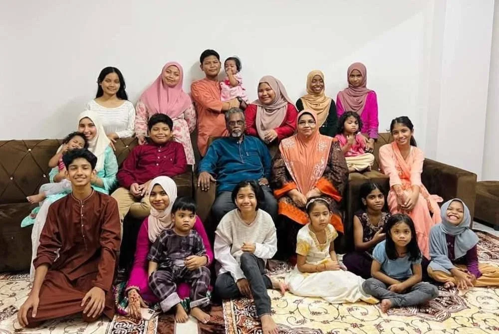 Harris Gunawan (duduk, tengah) dan isterinya bersama anak-anak dan cucu mereka.