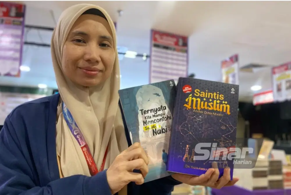 Norhayati menunjukkan naskhah ilmiah terbaharu Karya Bestari sempena Jualan Gudang Karangkraf 2025 di Kompleks Karangkraf, Shah Alam.