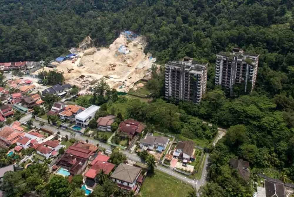Dua tragedi yang berlaku di Bukit Antarabangsa telah meninggalkan parut mendalam dalam sejarah negara. Foto fail Bernama