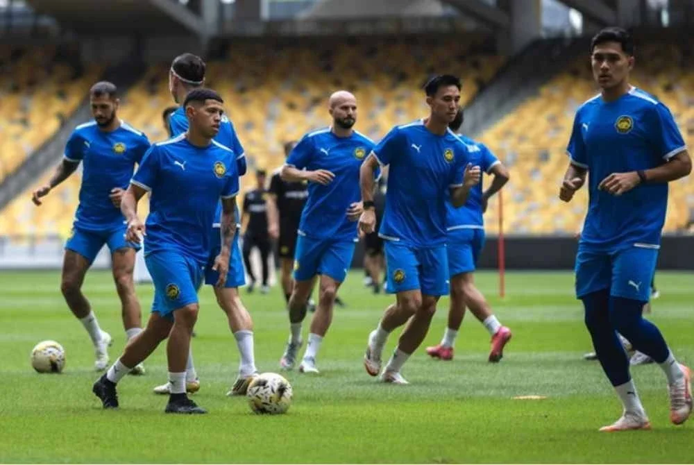 Di Malaysia, kita terpalit dengan isu beberapa pemain warisan yang telah digantung oleh FIFA. Foto Bernama
