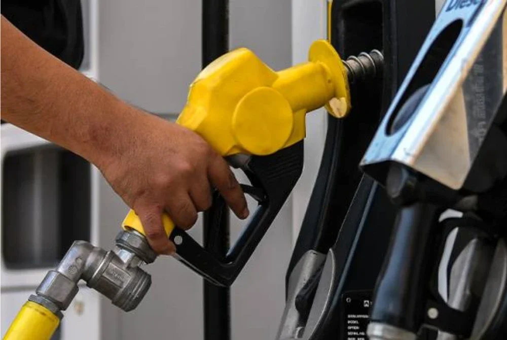 Harga runcit petrol RON95 tanpa subsidi ditetapkan pada RM2.60 seliter bagi tempoh 30 September hingga 8 Oktober 2025. Gambar hiasan 