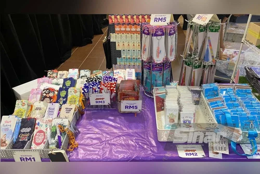 Pelbagai beg cenderamata menarik pilihan pengunjung di Jualan Gudang Karangkraf 2025.