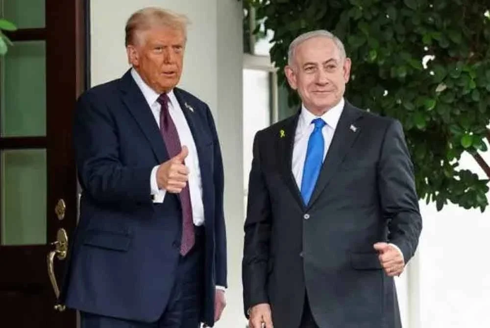 Presiden Trump (kiri) menyambut kedatangan Perdana Menteri Netanyahu ke White House dan mengumumkan Israel setuju menyokong pelan damai Gaza tajaan Washington yang bertujuan menamatkan perang hampir dua tahun di wilayah berkenaan. - Gambar Reuters