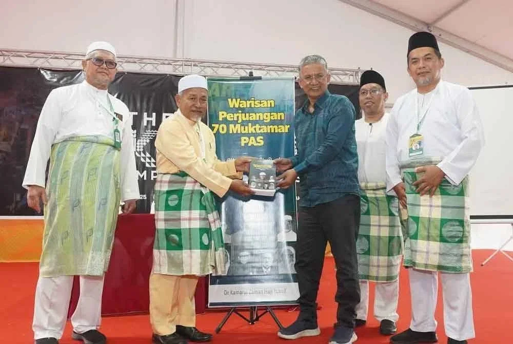Timbalan Presiden Pas, Datuk Seri Tuan Ibrahim Tuan Man ketika melancarkan buku Dari Madrasah Ke Parlimen: Warisan Perjuangan 70 Muktamar Pas 1951-2024 tulisan Dr Kamarul Zaman.
