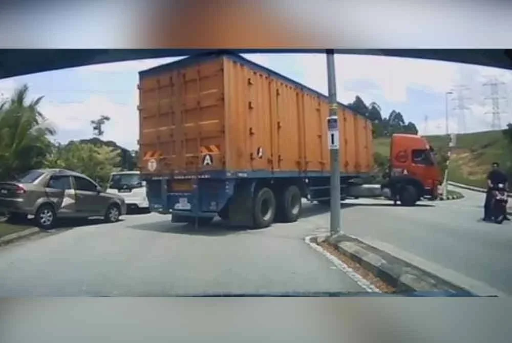 Tular video di media sosial memaparkan sebuah treler membuat pusingan U sehingga mengakibatkan kemalangan.