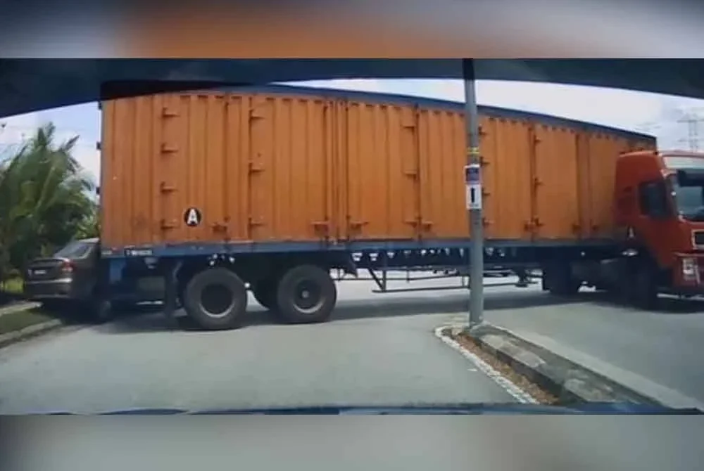 Tular video di media sosial memaparkan sebuah treler membuat pusingan U sehingga mengakibatkan kemalangan.