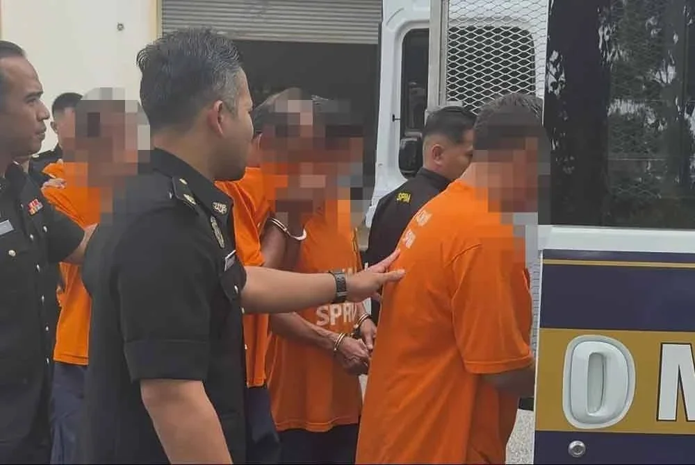 Kesemua suspek yang ditahan dibawa ke Mahkamah Majistret Kuantan pada Selasa untuk mendapatkan perintah reman.