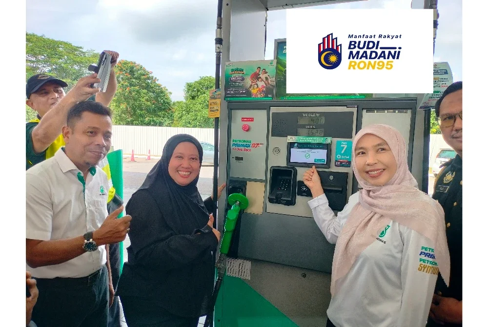 Lilis Saslinda (dua,kiri) meninjau pelaksanaan BUDI95 di sebuah stesen minyak di Jalan Yahya Awal, Johor Bahru.