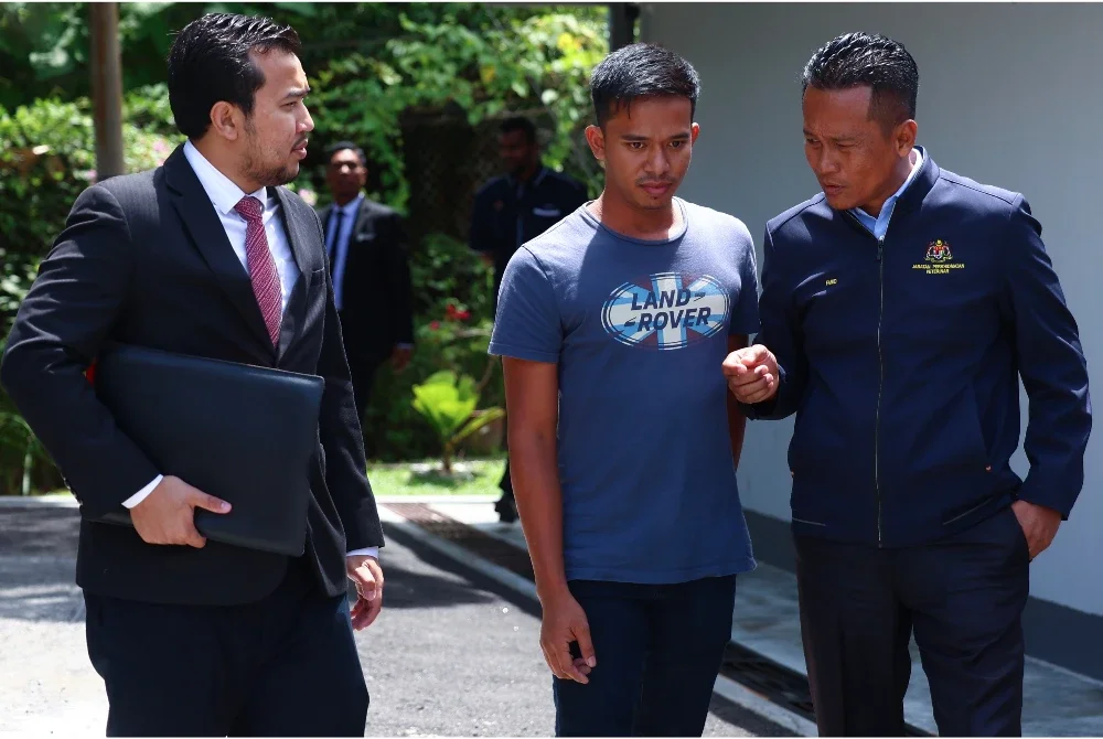 Muhammad Aizal mengaku bersalah atas dua pertuduhan memindahkan 322 ekor kambing dan biri-biri tanpa kebenaran bertulis daripada Jabatan Perkhidmatan Veterinar Perak sejak Mac lalu.