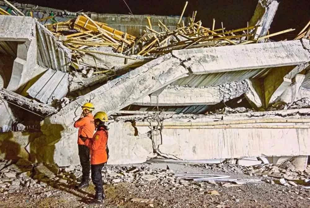 Pasukan penyelamat Indonesia pada Selasa berusaha mengesan puluhan pelajar yang dikhuatiri terperangkap selepas bangunan empat tingkat sebuah sekolah agama runtuh di Jawa Timur.