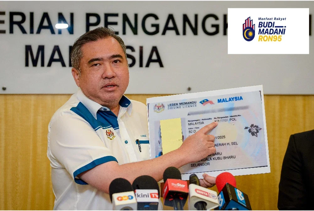 Anthony menunjukkan contoh lesen memandu yang tidak dikemas kini pada sidang media mengenai program BUDI95 di Kementerian Pengangkutan pada Selasa. Foto Bernama