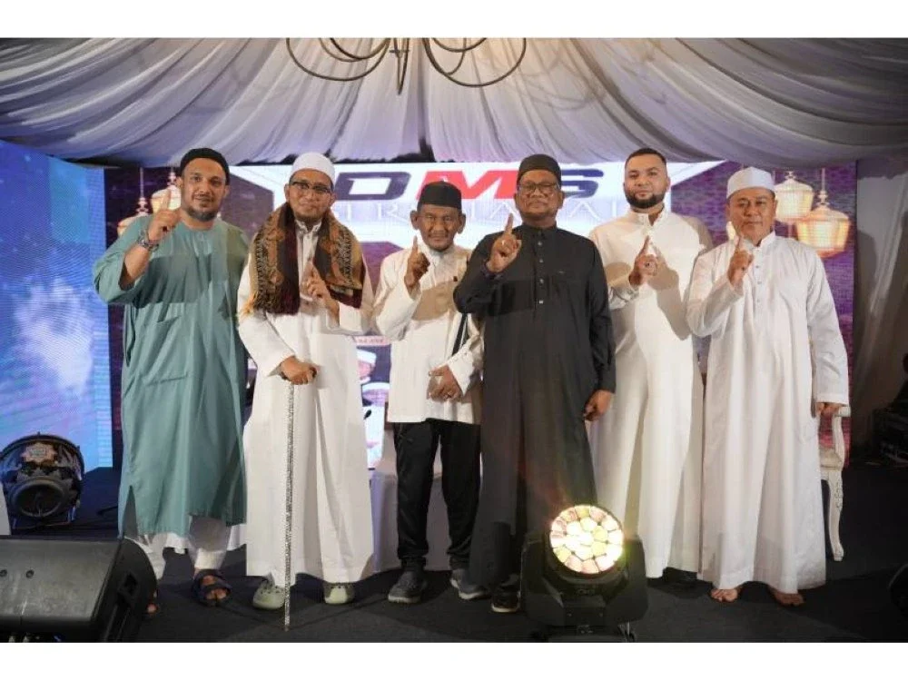 Mohamad Salim (dua, kanan) bersama tetamu jemputan termasuk Ustaz Ashraf Suarin dan Ustaz Iqbal Zain al-Jauhari, selain selebriti Nash dan Ebby Yus yang menyerikan Program DMS Berselawat.