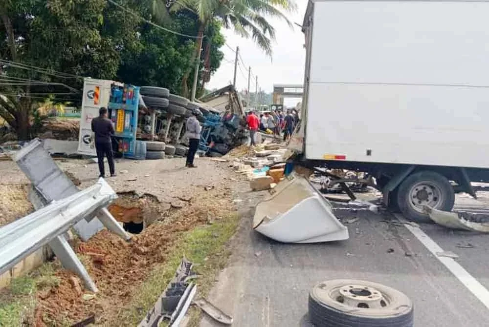 Keadaan kenderaan selepas terlibat kemalangan di hadapan Masjid Sabak Uni, Jalan Kluang - Batu Pahat pagi Selasa. Foto tular