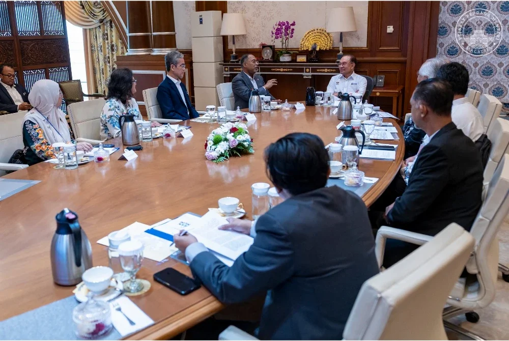 Anwar mempengerusikan mesyuarat berkenaan semakan semula mata pelajaran pengajian umum di Kompleks Perdana Putra, Putrajaya. Foto Pejabat Perdana Menteri