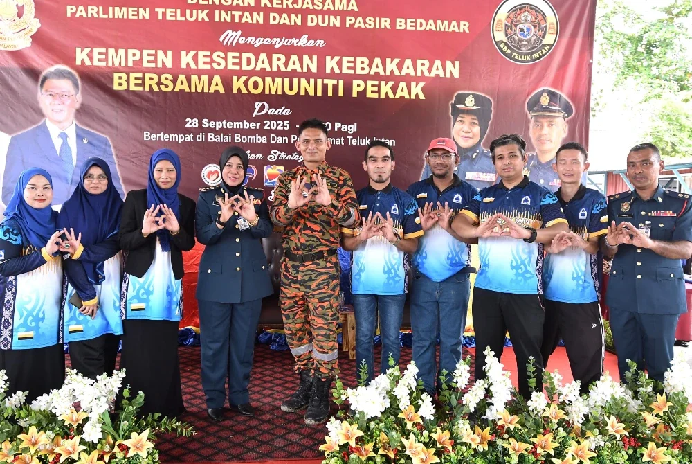 Sayani (empat dari kiri) bersama ahli Persatuan Pekak Perak sempena Kempen Kesedaran Kebakaran di Balai Bomba dan Penyelamat (BBP) Teluk Intan pada Ahad.