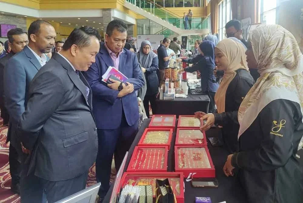 Mohd Ali (tiga dari kanan) mengiringi Willie (kiri) melawat reruai selepas ICC 2025 di sini pada Selasa.