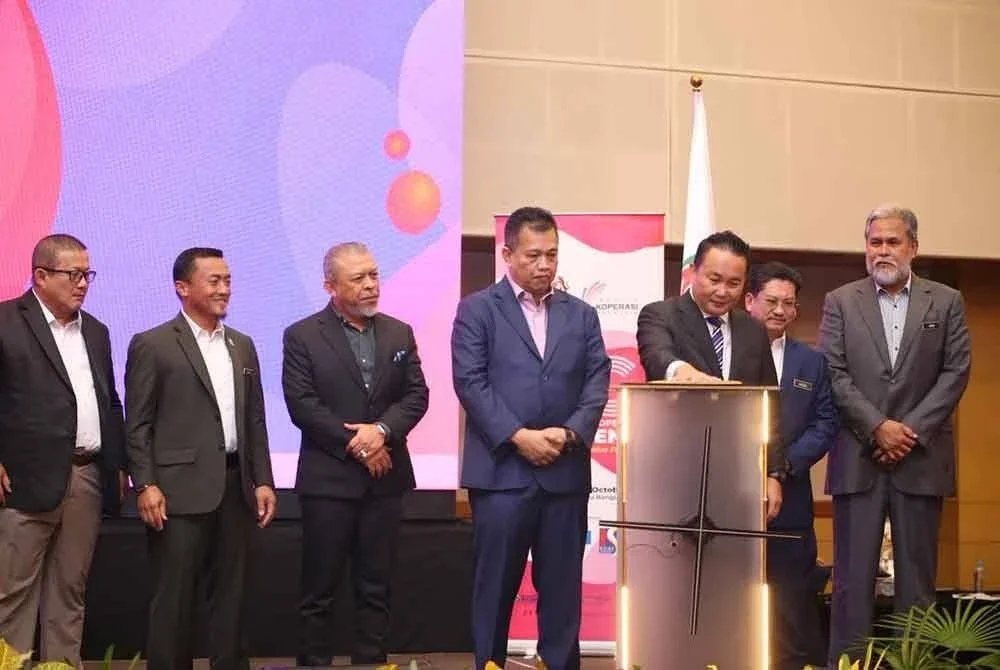 Willie (tiga dari kanan) sambil diperhatikan Mohd Ali (empat dari kiri) melakukan simbolik pada Majlis Perasmian ICC 2025 di sini, Selasa.