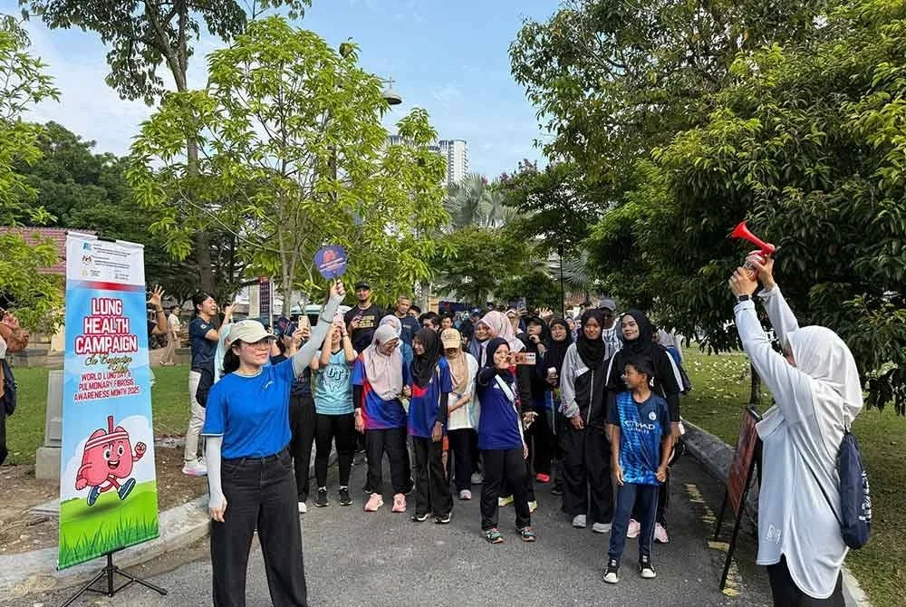 Dr Nurhayati (kanan) bersama Ketua TA Franchise Specialty Care, Boehringer Ingelheim (Malaysia, Singapura dan Indonesia), Evelyn Lam (kiri) melepaskan peserta untuk aktiviti walkathon.