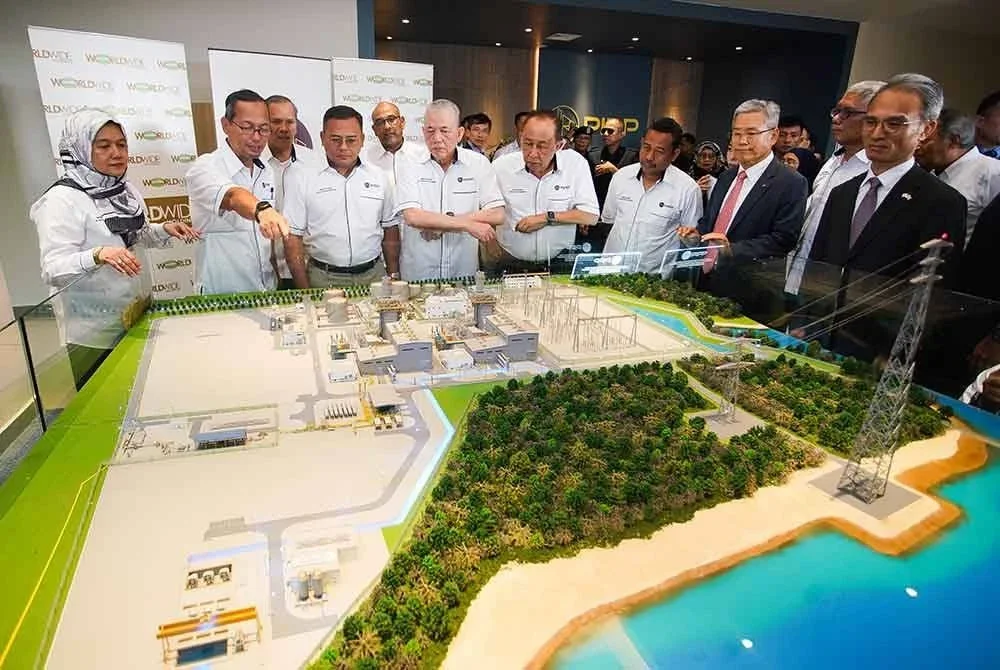 Fadillah (lima dari kanan) bersama Amirudin (tiga dari kiri) melihat replika Loji Janakuasa Pulau Indah pada perasmian Loji Janakuasa Pulau Indah pada Selasa. - FOTO SINAR HARIAN ROSLI TALIB