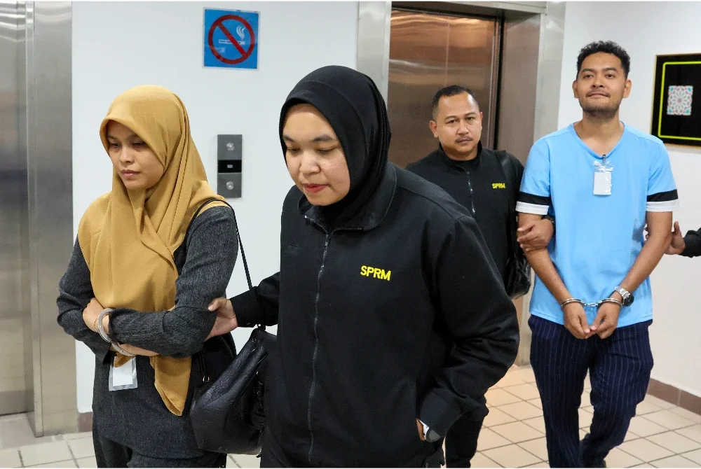 Sepasang suami isteri dihadapkan ke Mahkamah Sesyen atas dua pertuduhan menyalah guna wang syarikat berjumlah RM56,000 bagi membayar sewa rumah mereka pada 2021 dan 2022. Foto Bernama