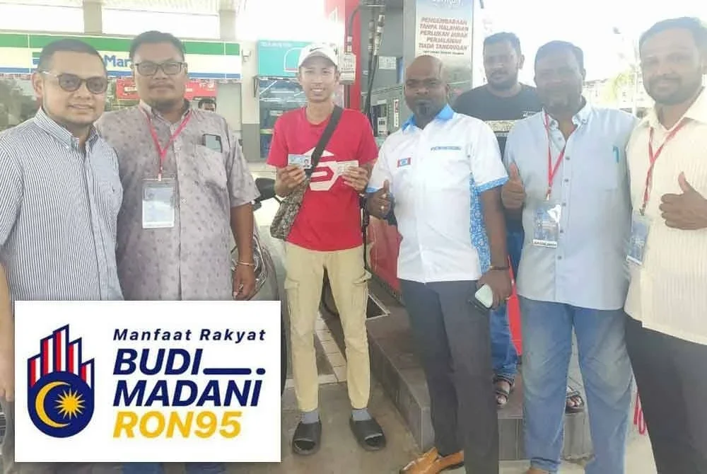 Sivabalan (empat dari kanan) dan sukarelawan PKR bergambar bersama-sama pengguna yang mengisi minyak menggunakan sistem BUDI95 di Bestari Jaya, Kuala Selangor pada Selasa.