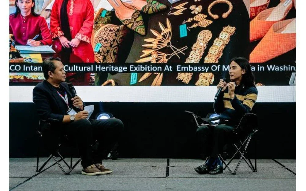 Sazrin (kanan) berkongsi pengalaman dalam program AIM TVET Bersama Cikgu Saarani sempena Karnival Mesra Anak Muda (KAMU) 2025 di Stadium Indera Mulia di sini baru-baru ini.