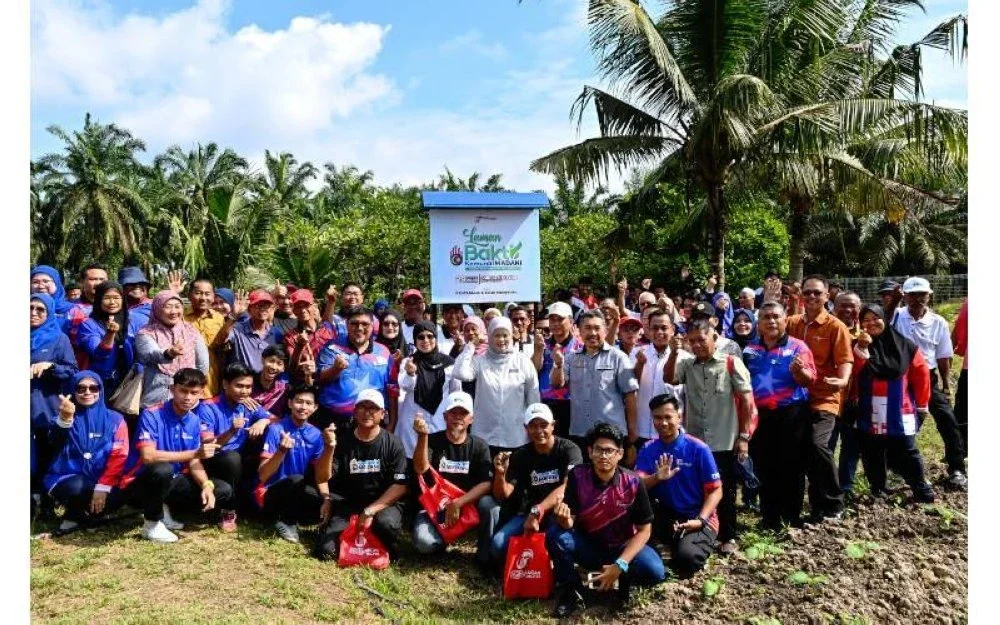 Julina (tengah) bergambar bersama pengunjung yang menyertai program di Laman Bakti Komuniti Madani.