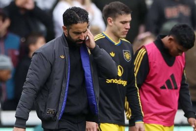 Amorim (kiri) terus dikritik kerana enggan mengubah formasi kegemarannya 3-4-3. Foto Agensi