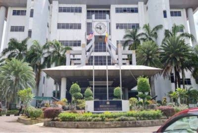 Seorang guru sekolah menengah didakwa sekali lagi di Mahkamah Majistret Shah Alam pada Selasa atas satu pertuduhan kes dadah jenis syabu.