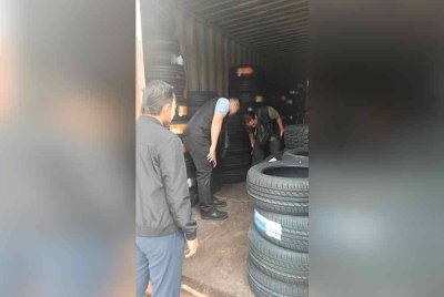 SPRM menggempur sindiket penyeludupan tayar dan pemalsuan dokumen import serta eksport menerusi serbuan di 23 lokasi sekitar Lembah Klang, Pulau Pinang dan Johor pada Isnin.