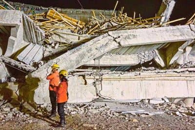 Pasukan penyelamat Indonesia pada Selasa berusaha mengesan puluhan pelajar yang dikhuatiri terperangkap selepas bangunan empat tingkat sebuah sekolah agama runtuh di Jawa Timur.