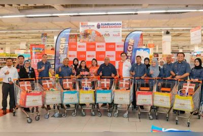 Ismail (tengah) bergambar bersama barisan pengurusan J-KOM dan penerima sumbangan pada program SARA anjuran J-KOM di Alamanda Putrajaya pada Selasa. FOTO: SINAR HARIAN/MOHD HALIM ABDUL WAHID