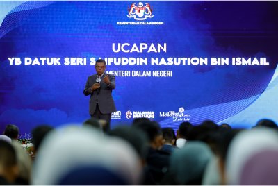 Saifuddin Nasution menyampaikan ucapan pada Majlis Perhimpunan Bulanan Kementerian Dalam Negeri (KDN) di Kompleks Setia Perkasa pada Selasa. Foto Bernama