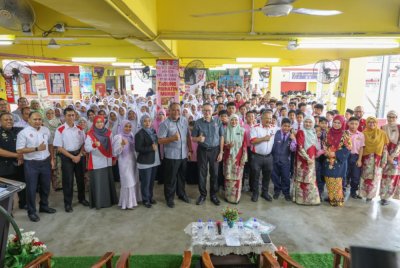 Seramai 119 murid Tahun Enam SK Batu Unjur Klang menyertai Program WAR anjuran SPRM dengan kerjasama Duopharma Biotech Berhad pada Isnin.