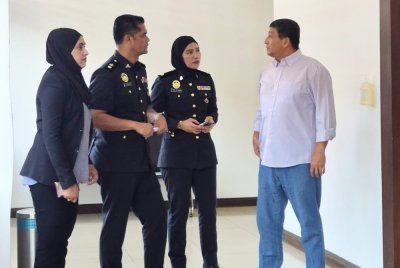 Roslan (kanan) hadir ke Mahkamah Sesyen Shah Alam pada selasa bagi keputusan kes membabitkan 520,000 rokok pada lima tahun lalu.