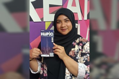Sharifah Nur Zulaikha menunjukkan risalah HuPIC 2025 yang akan berlangsung pada 8 hingga 9 Oktober depan di Hotel Royale Chulan, Kuala Lumpur.