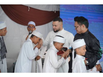 Ketua Pegawai Eksekutif DMS Motors, Datuk Mohamad Salim Abd Rahman (dua, kanan) bersalaman dengan sebahagian daripada pelajar yang menyertai Program DMS Berselawat pada Selasa. 
