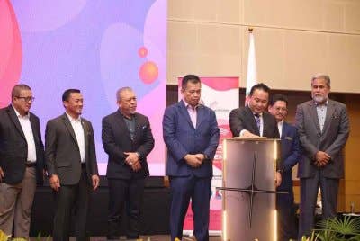 Willie (tiga dari kanan) sambil diperhatikan Mohd Ali (empat dari kiri) melakukan simbolik pada Majlis Perasmian ICC 2025 di sini, Selasa.