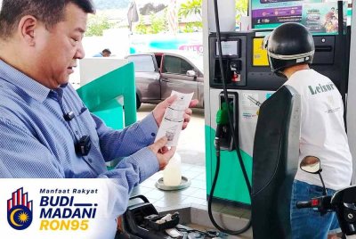 Chon Siang ketika melakukan tinjauan sempena Program Pemantauan Pelaksanaan Penyasaran Subsidi RON 95 di Stesen Minyak Sekitar Kuantan Bersama KPDN Pahang pada Selasa.